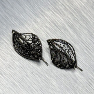 Filigraantehnikas hõbekõrvarõngad "Sirelisurulane" sarjast "Tiivad"