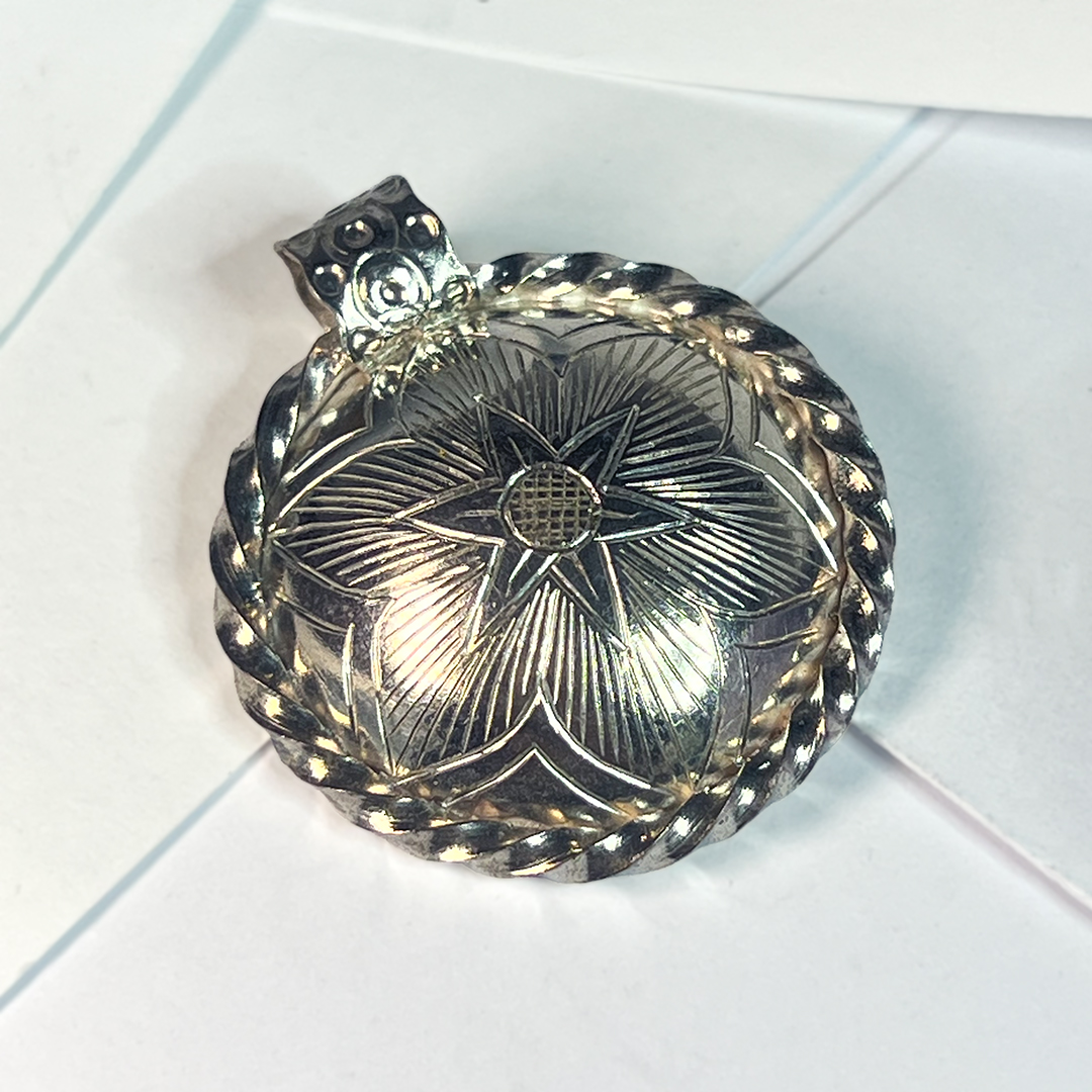 Autor Katrin Põdra

Hõbe 925, kaal 5,47 g,
läbimõõt 27 mm