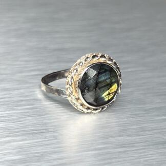 Labradoriidiga hõbesõrmus "Õhtuvalgus"