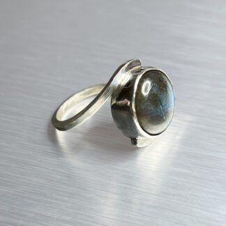 Labradoriidiga hõbesõrmus "Joon ja valgus"
