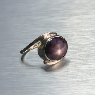 Tähtsafiiriga hõbesõrmus "Joon ja valgus"