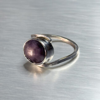 Tähtsafiiriga hõbesõrmus "Joon ja valgus"