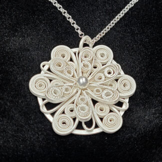 Filigraantehnikas ripats "Hõbeõis" koos ketiga