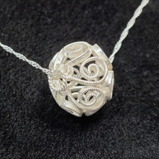 Filigraantehnikas hõbekrõll koos ketiga