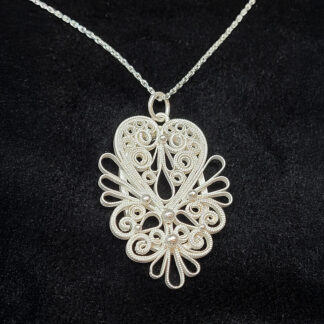 Filigraantehnikas ripats "Südamesõlm" koos ketiga