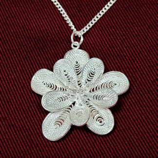 Filigraantehnikas kahekihilise lillega ripats koos ketiga