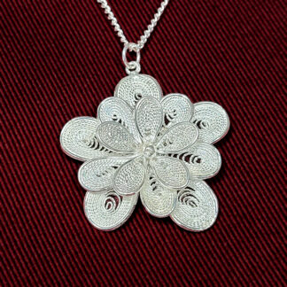 Filigraantehnikas kolmekihilise lillega ripats koos ketiga