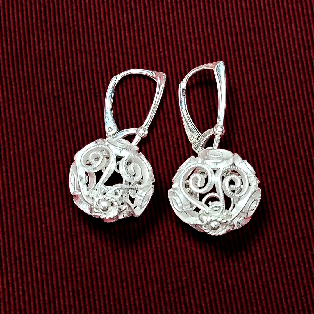 925 hõbe
Kõrvarõnga üldpikkus 37 mm, krõlli läbimõõt 16,5 mm
Autor Anne Pavlenko