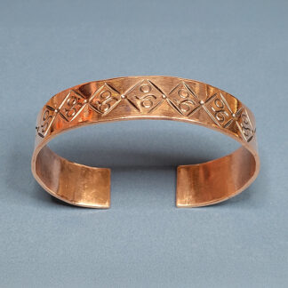 Puntsitud mustriga vaskkäevõru