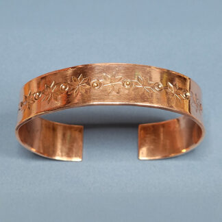 Puntsitud mustriga vaskkäevõru