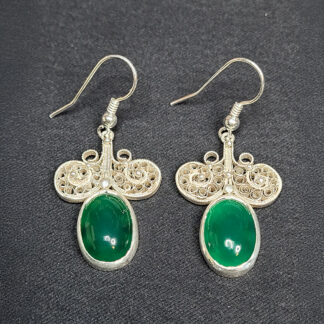 Rohelise oonüksiga hõbekõrvarõngad
