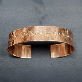 Puntsitud mustriga vaskkäevõru