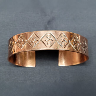 Puntsitud mustriga vaskkäevõru