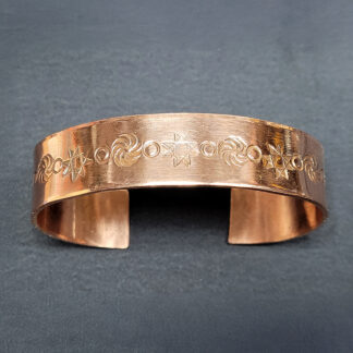 Puntsitud mustriga vaskkäevõru