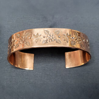 Puntsitud mustriga vaskkäevõru