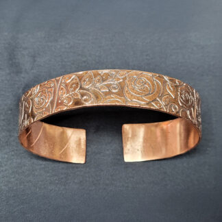 Pressitud mustriga vaskkäevõru