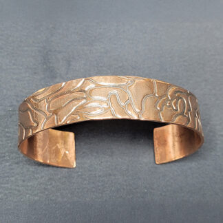 Pressitud mustriga vaskkäevõru