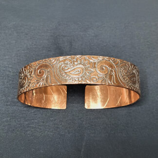 Pressitud mustriga vaskkäevõru