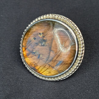 Reguleeritava suurusega sõrmus labradoriidiga