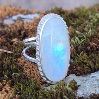 Reguleeritava suurusega sõrmus kuukiviga