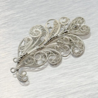 Filigraantehnikas rinnanõel "Lehevari"