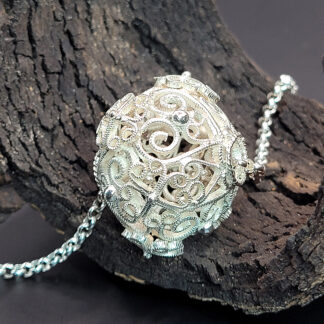 Filigraantehnikas suur hõbekrõll koos ketiga