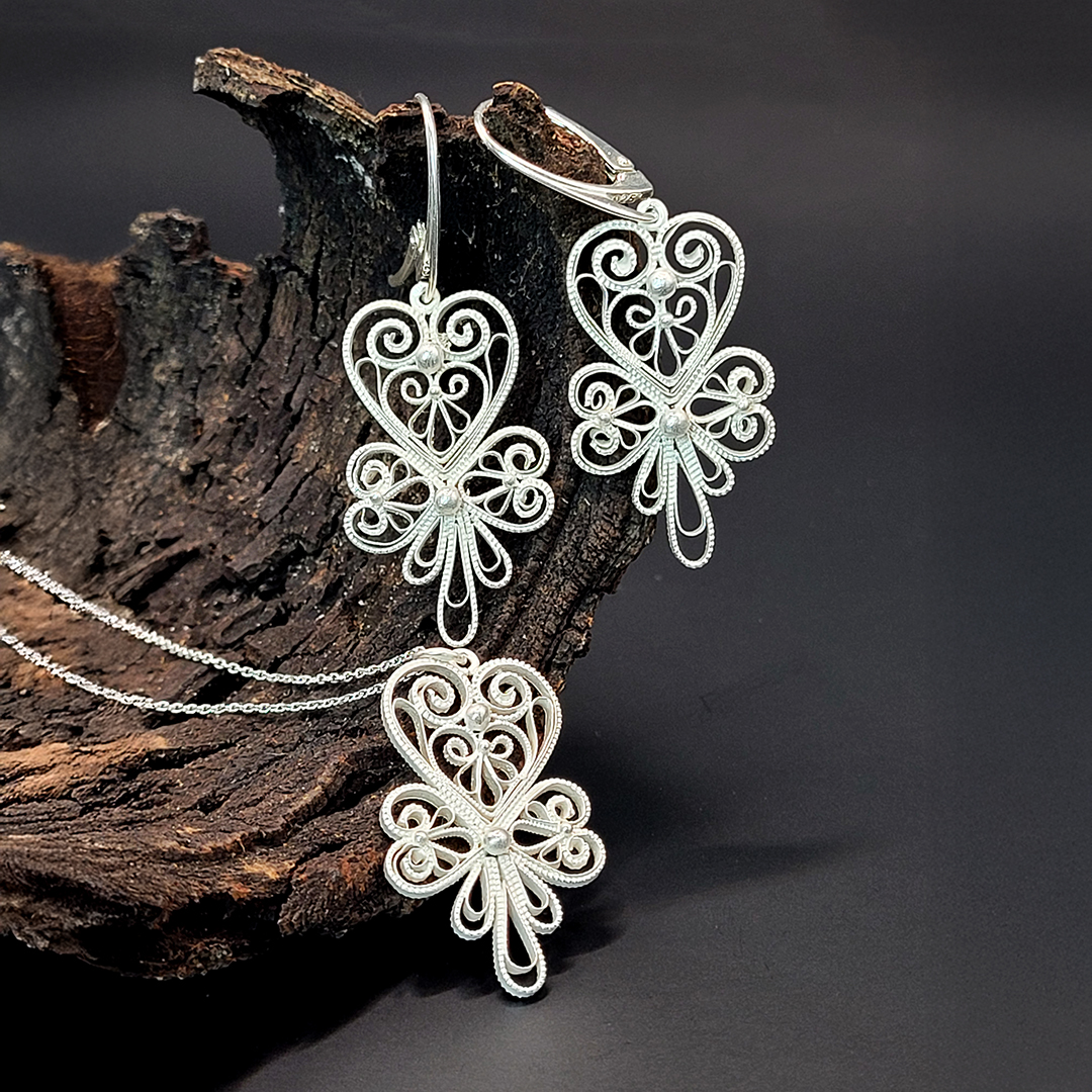 925 hõbe, kuubiktsirkoon
Kõrvarõngaste kaal 5,87 g
Ripatsi kaal koos ketiga 3,28 g
Ripatsi kõrgus 33 mm, laius 18 mm
Keti pikkus 45 cm
Kõrvarõngaste kõrgus 48 m