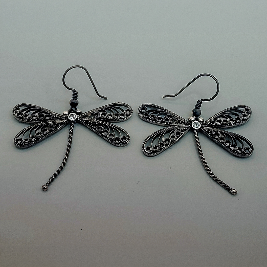 925 hõbe, kuubiline tsirkoon,
kaal 6,33 g
kõrgus 44 mm, laius 39 mm
Autor Anne Pavlenko